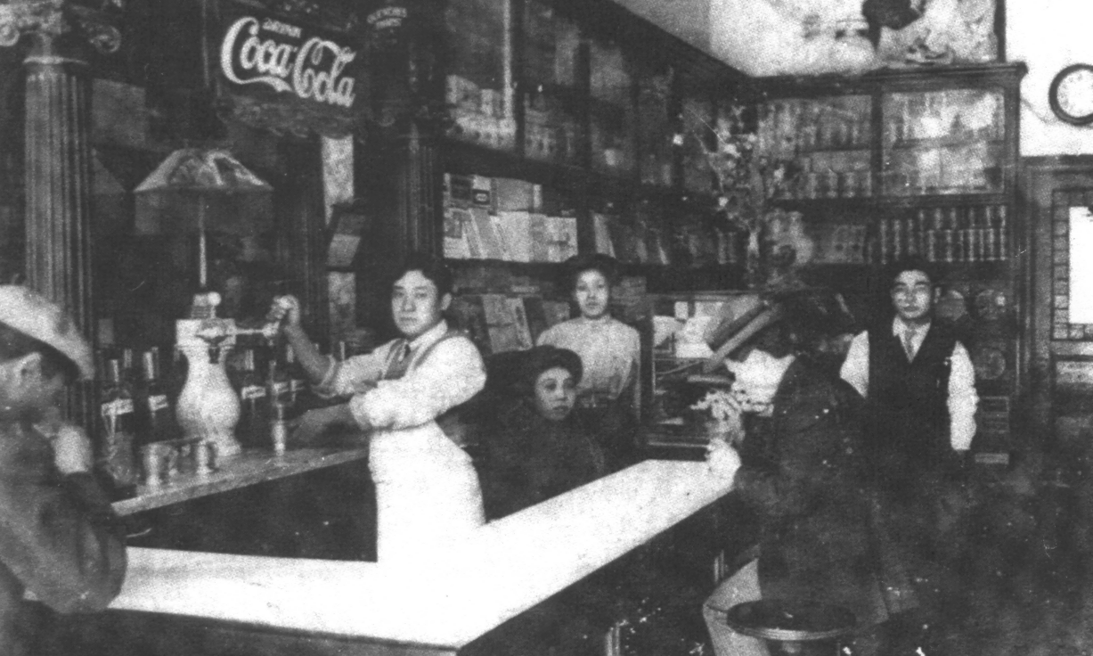 Photo of Fugetsu-Do store interior from 1904