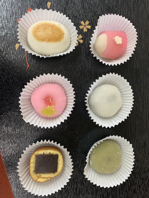 Wagashi Mix B* - A different mix of handmade pieces of mixed Japanese Sweet Cakes, which include Kiku, Inaka Manju, Kuri Manju, Uguisu Mochi, Sudare, and Ogura.